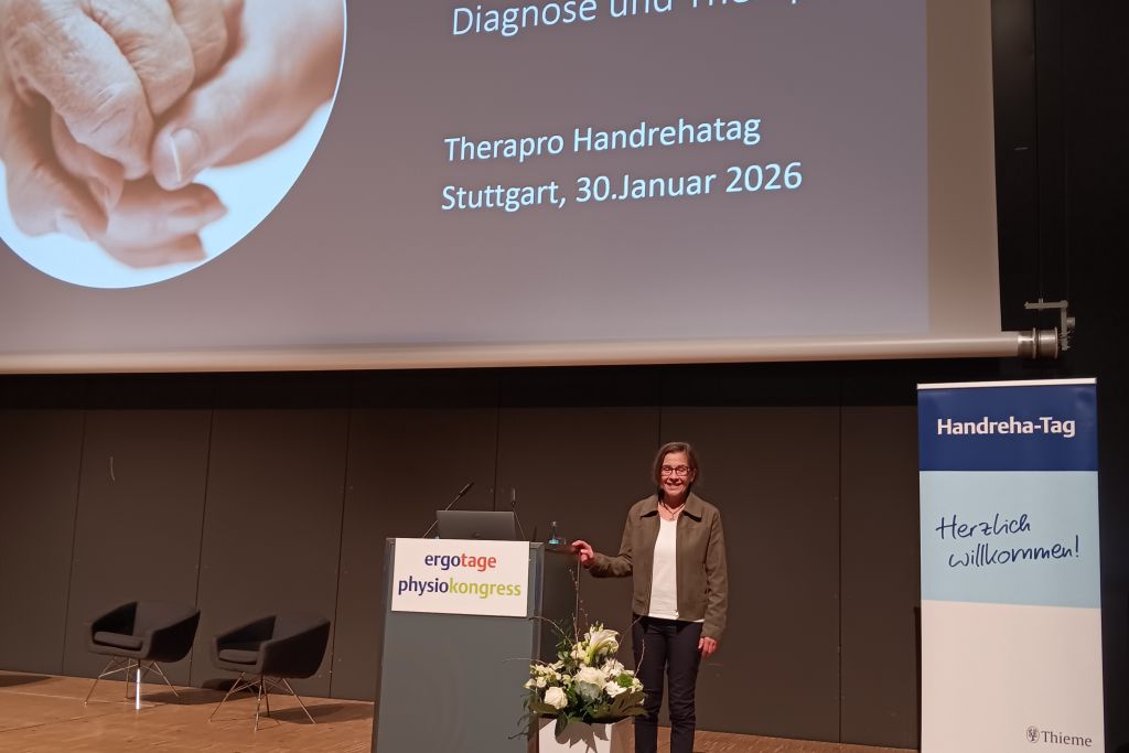 benedikt-handtherapie-kongress Eine Frau auf einer Bühne, Frau Barbara Dopfer spricht auf dem Physiokongress 2026 in Stuttgart