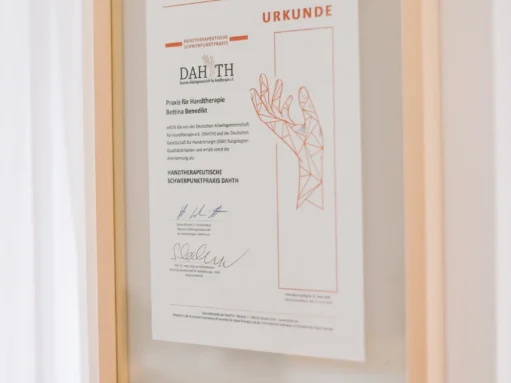 urkunde-dah-th-handtherapeutische-schwerpunktpraxis-bettina-benedikt-muenchen Gerahmte DAH-TH Urkunde – Praxis Benedikt München als anerkannte Handtherapeutische Schwerpunktpraxis von Bettina Benedikt
