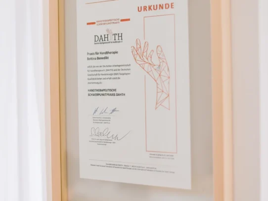 Gerahmte DAH-TH Urkunde – Praxis Benedikt München als anerkannte Handtherapeutische Schwerpunktpraxis von Bettina Benedikt