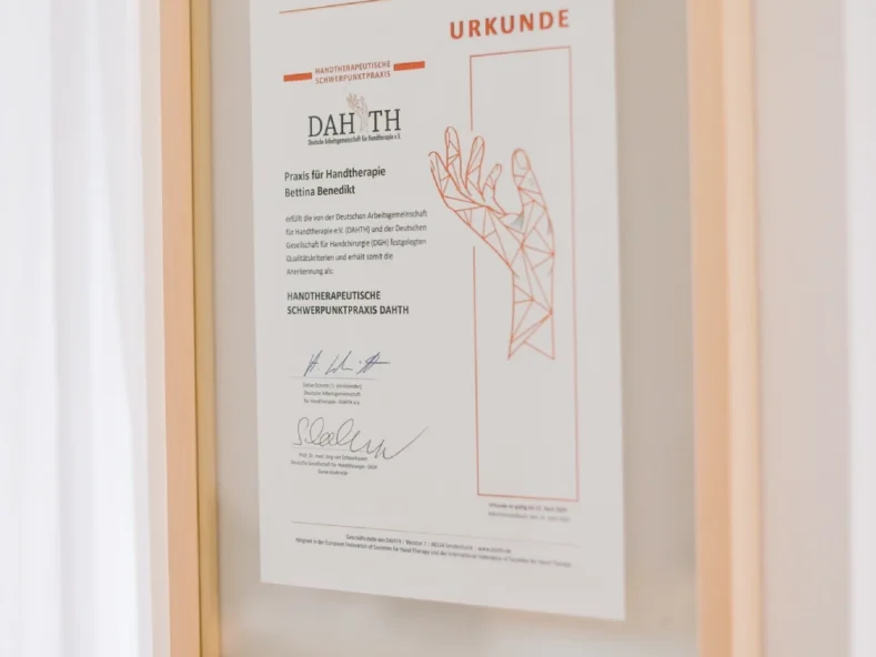 Gerahmte DAH-TH Urkunde – Praxis Benedikt München als anerkannte Handtherapeutische Schwerpunktpraxis von Bettina Benedikt