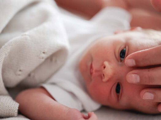 Osteopathin behandelt ein Baby sanft am Kopf – Kinderosteopathie in München